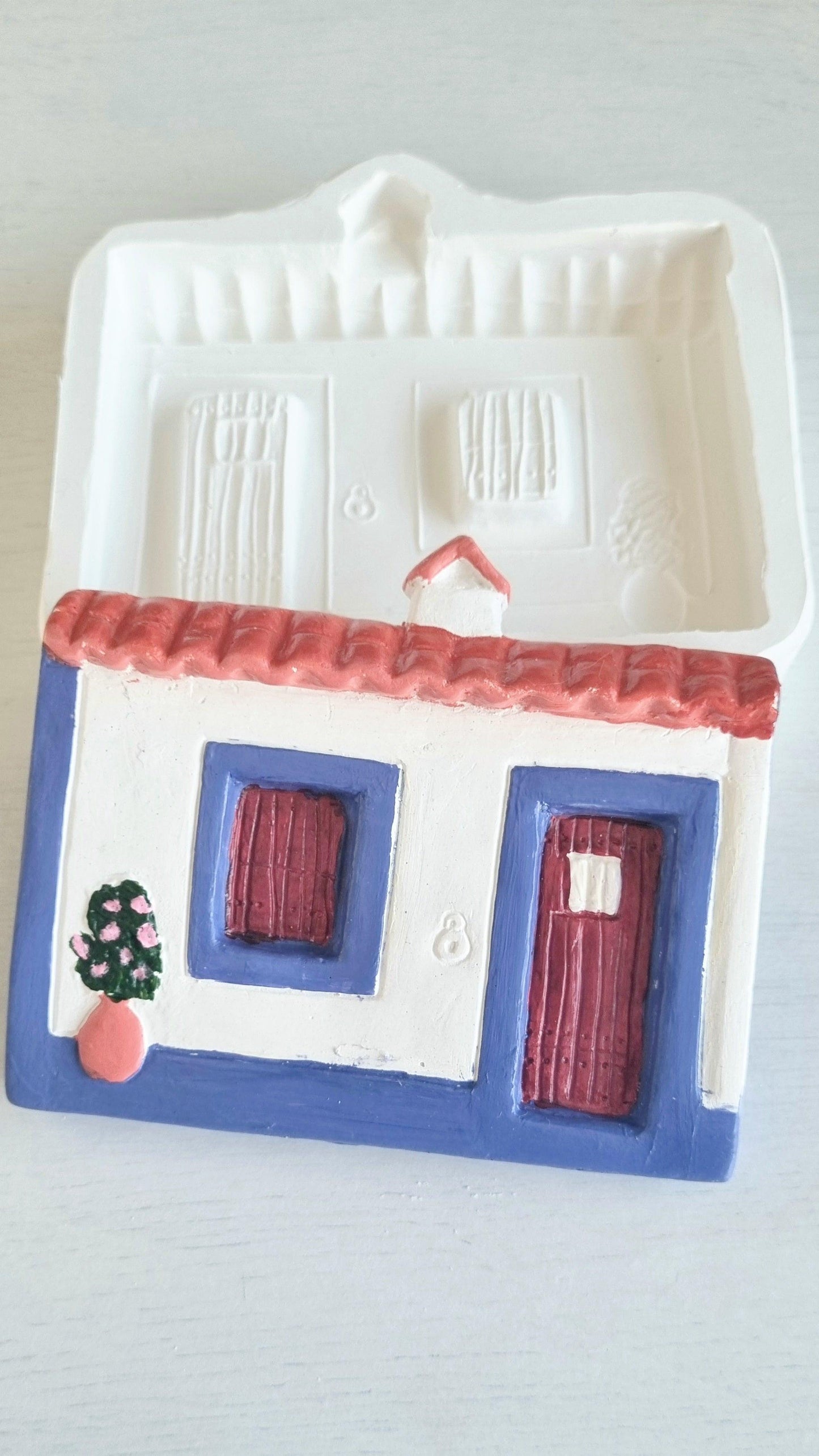 Molde de casa tradicional colorida, telhado vermelho e molduras azuis