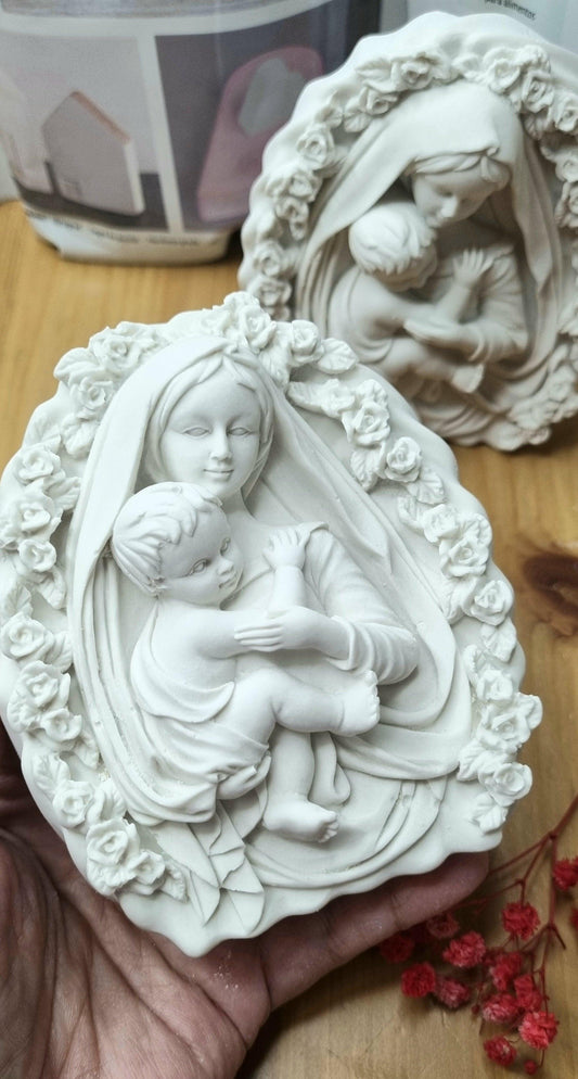 Molde circular em relevo branco com mãe e filho, rodeado por rosas