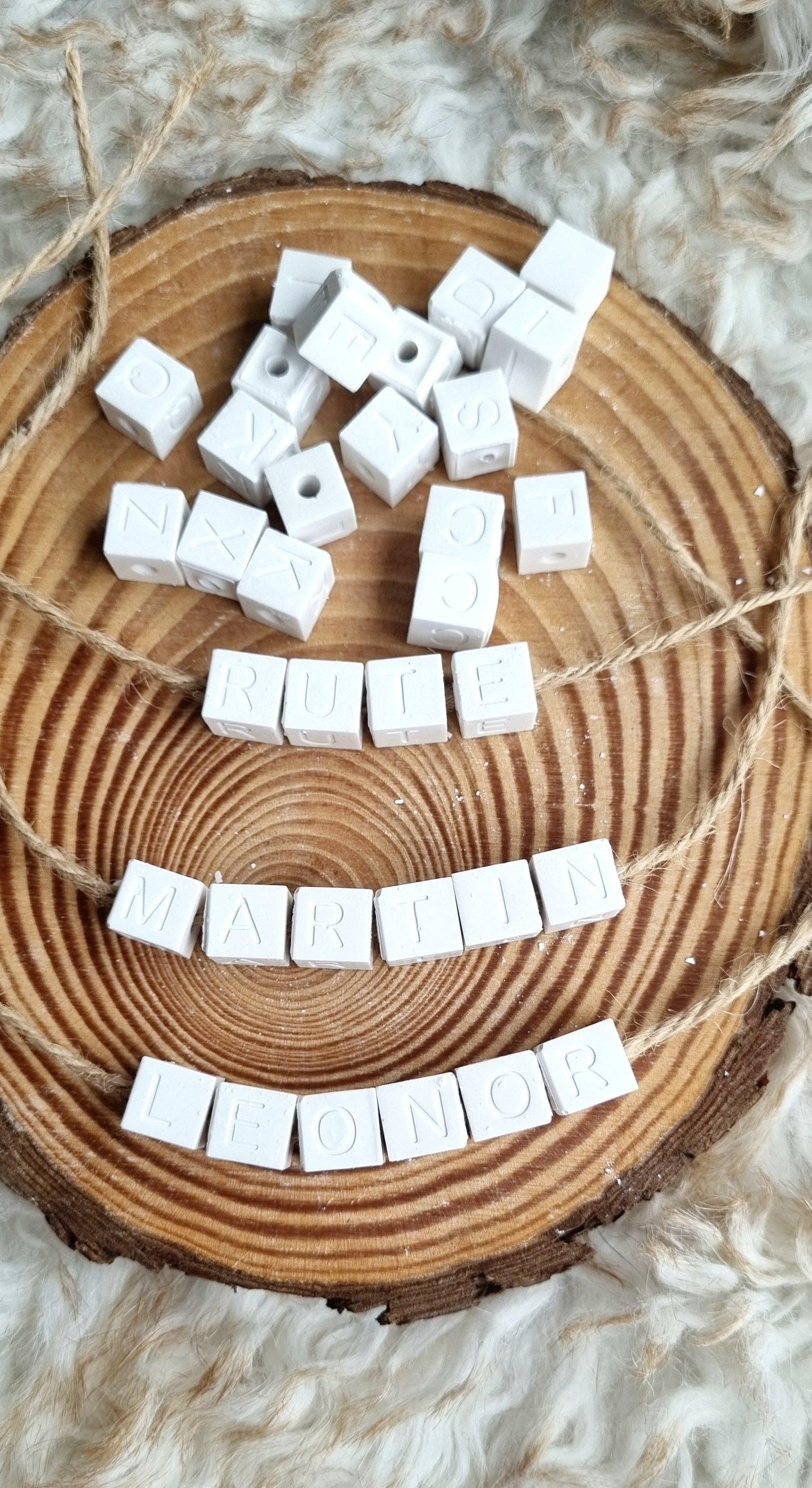 Conjunto de cubos brancos de silicone com letras maiúsculas, alfabeto