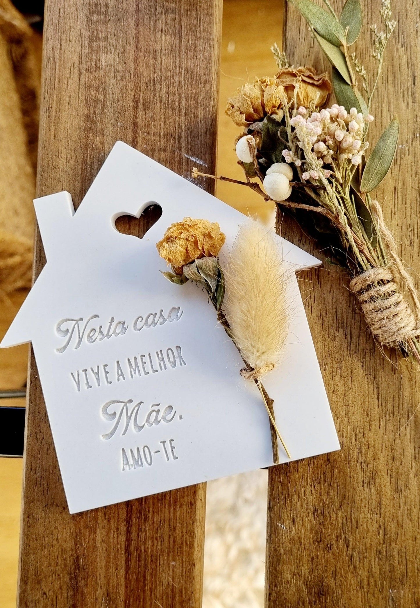Molde em forma de casa branco, recorte em coração e texto para Mãe