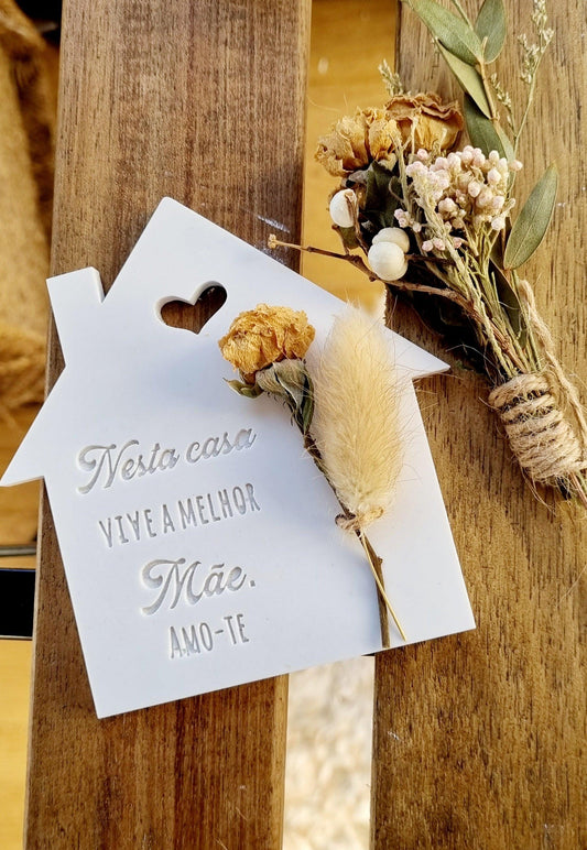 Molde em forma de casa branco, recorte em coração e texto para Mãe