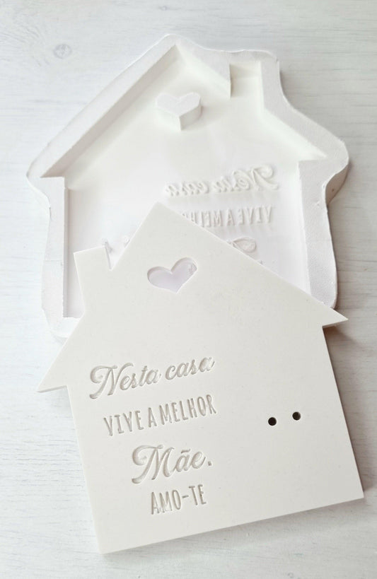 Molde decorativo em forma de casa branco, com janelas e recorte em coração