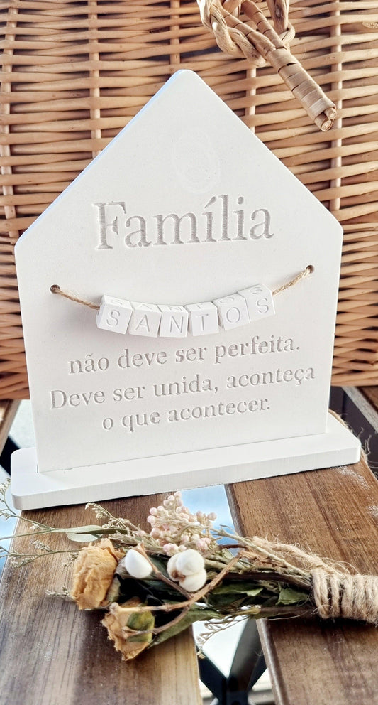 Molde em forma de casa branco com inscrição 'Família' e tiras decorativas