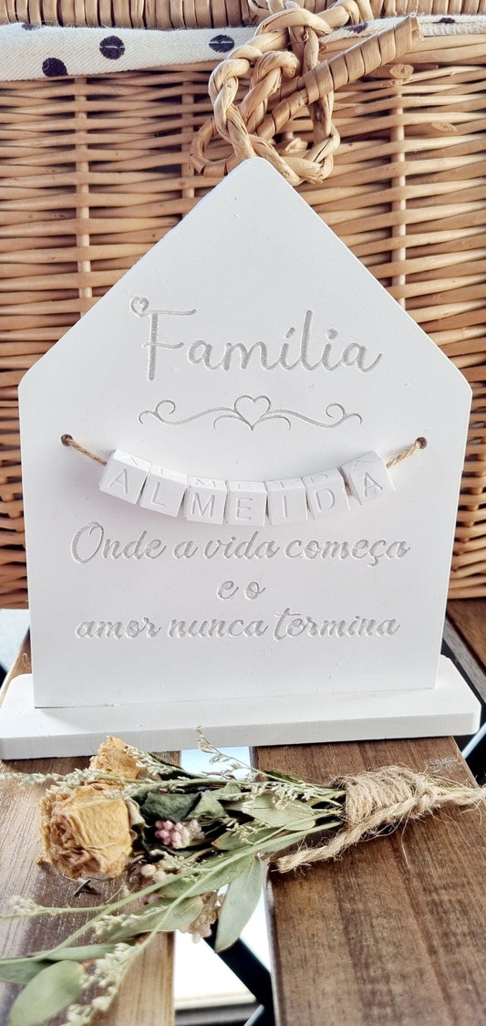 Molde decorativo em forma de casa branca com texto “Família” e corações