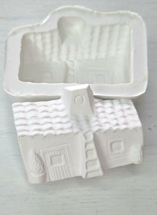 Molde de casinha pequena em silicone branco, com relevo da fachada e janelas