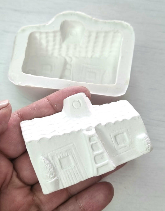 Molde de casinha pequena em silicone branco, visto de lado, com relevo na frente