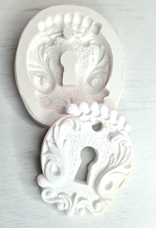 Molde de fechadura decorativo em relevo, com motivo floral e abertura em forma de chave