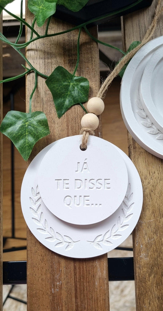 Etiqueta redonda branca «Já te disse que...» com borda decorativa