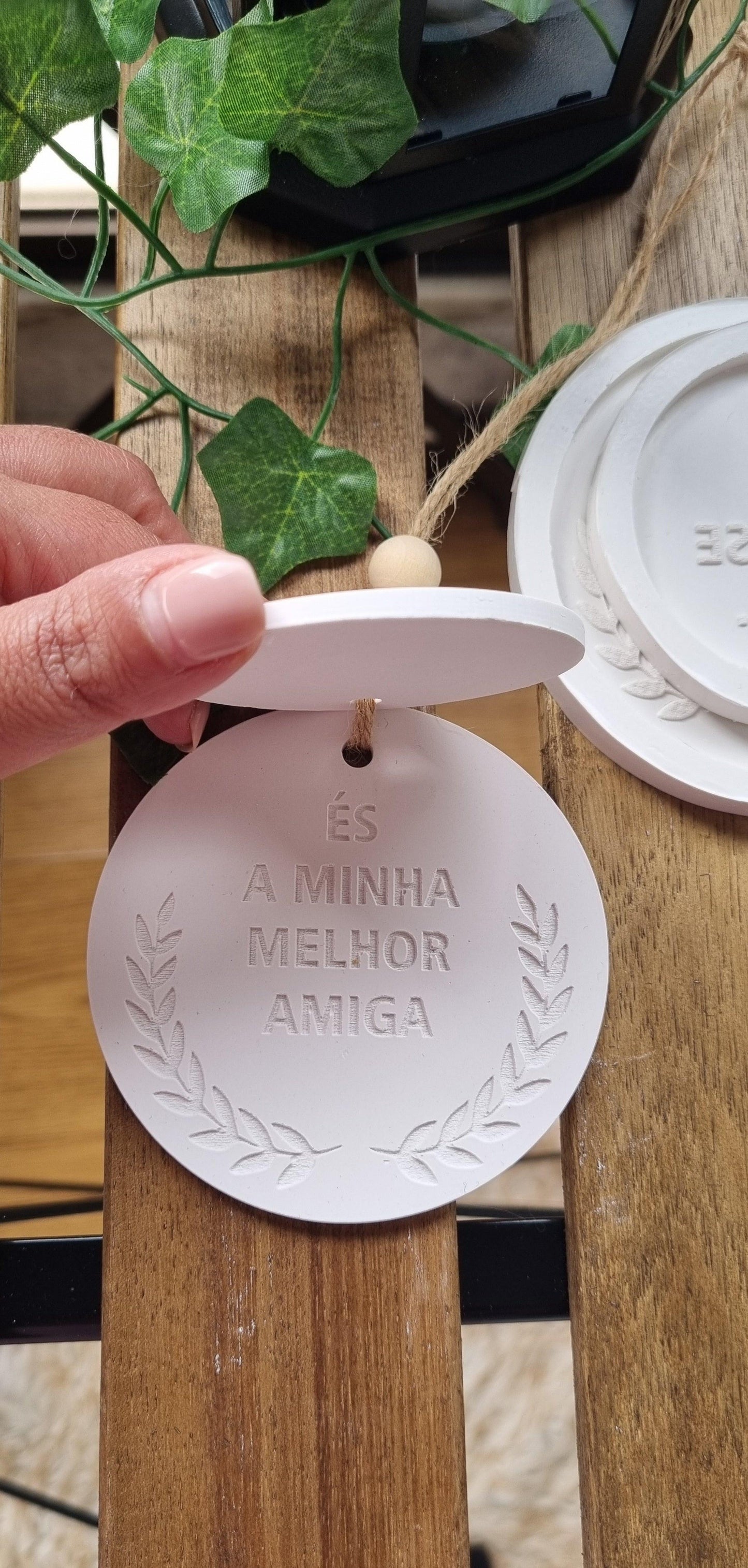 Etiqueta redonda branca «É a minha melhor amiga» com moldura de folhas