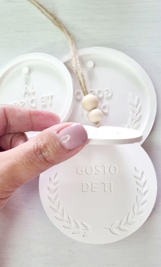 Molde circular branco “GOSTO DE TI” com coroa de louros e cordão com argola