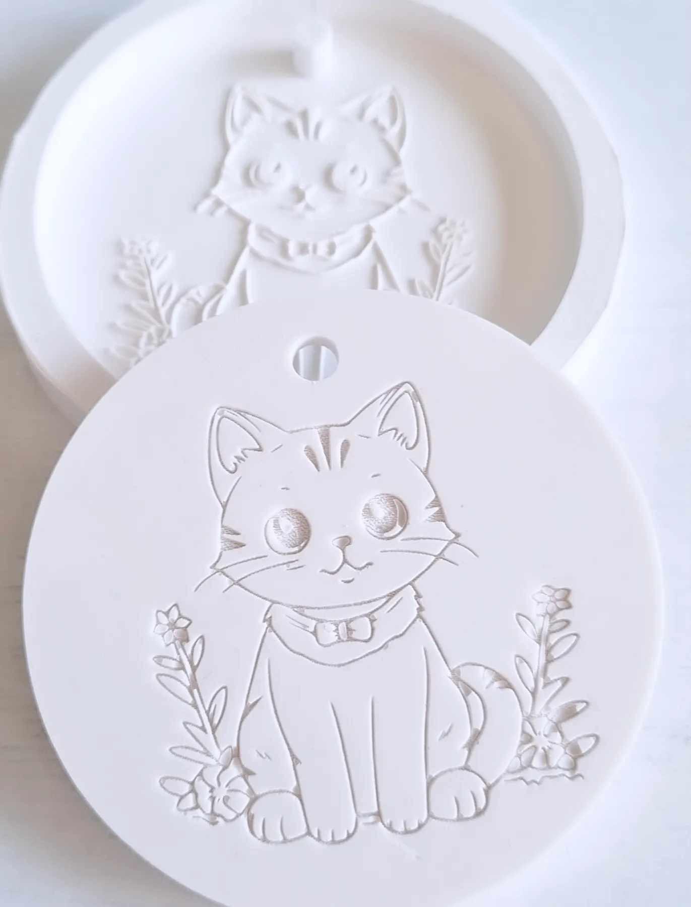 Molde redondo com gato em relevo, em formato circular