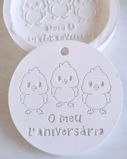 Molde redondo de patinhos de aniversário, com inscrição “O meu 1.º aniversário”