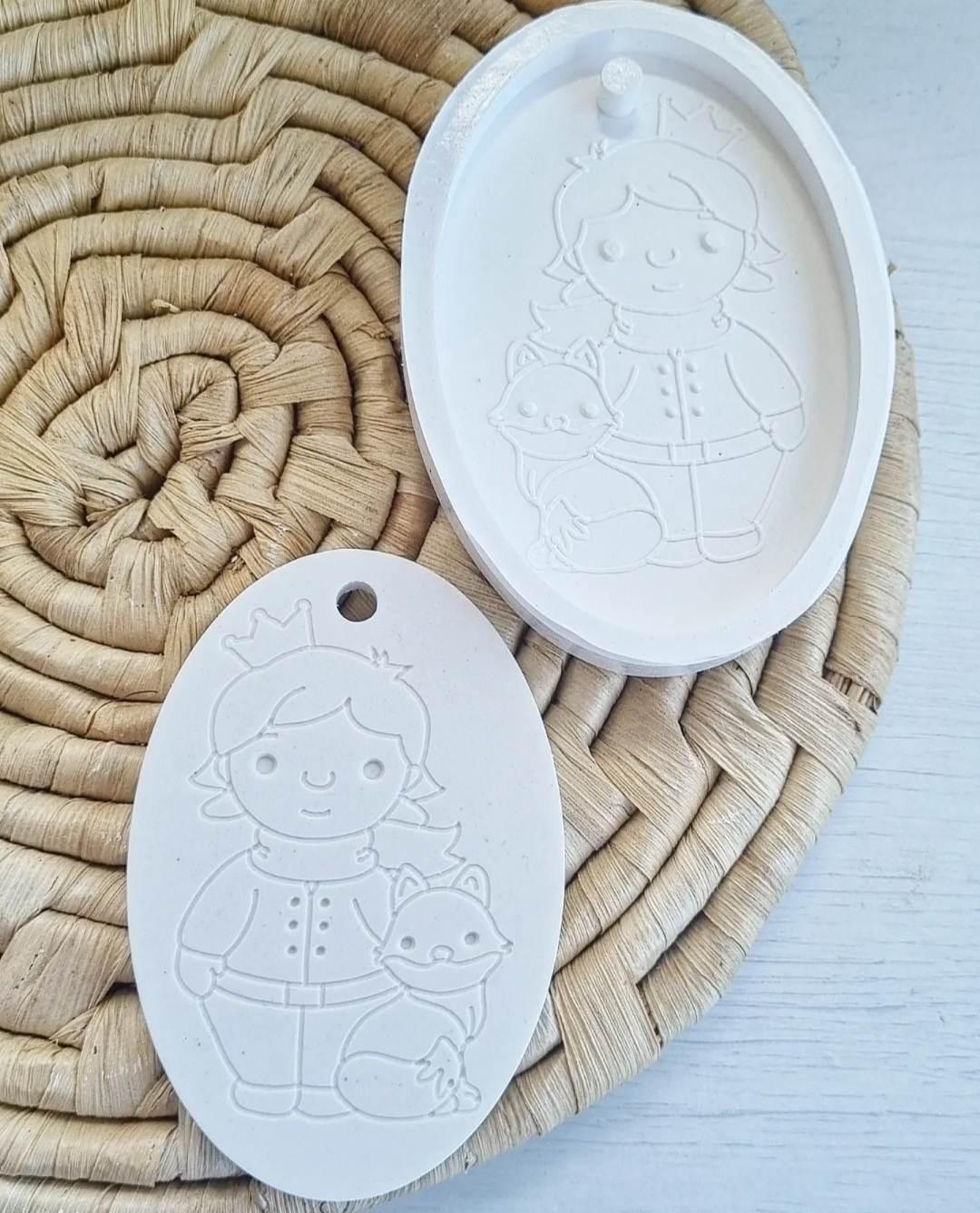 Molde oval branco com gravação do Pequeno Príncipe e raposa
