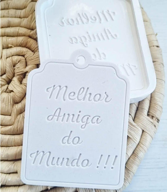 Molde retangular branco com letras em relevo “Melhor Amiga do Mundo”