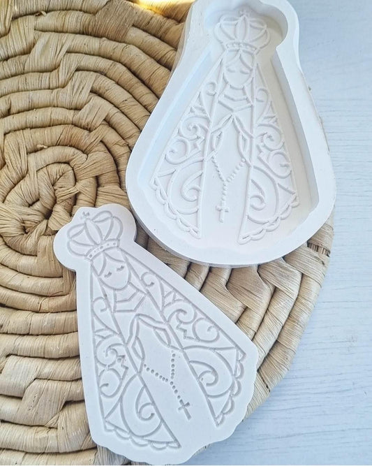 Molde de gravação branco em forma de Nossa Senhora, com detalhes em relevo