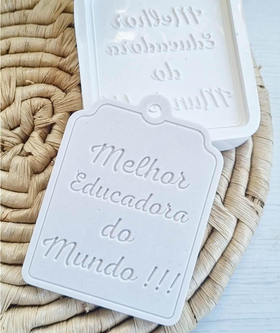 Molde/etiqueta branca em relevo 'Melhor Educadora do Mundo'