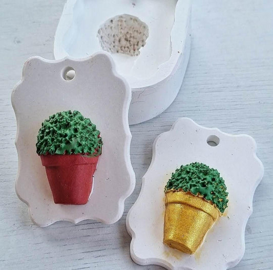 Molde branco em forma de flor com mini manjerico em vaso vermelho e amarelo
