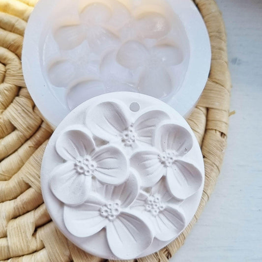 Molde redondo de silicone com padrão de flores em relevo