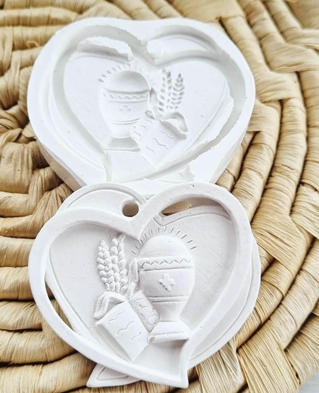 Molde em forma de coração com relevo de cálice e elementos florais