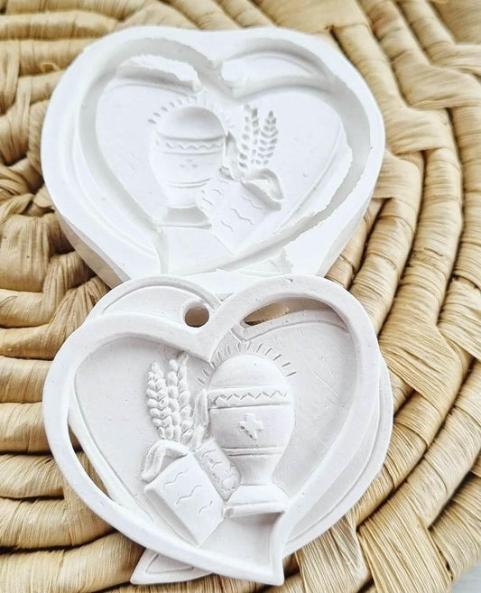 Molde em forma de coração com relevo de cálice e elementos florais
