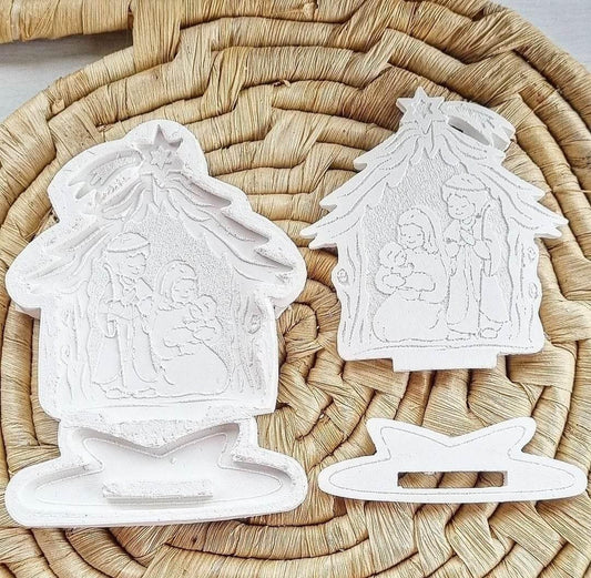 Duas cabanas de presépio brancas com bases e figuras do presépio