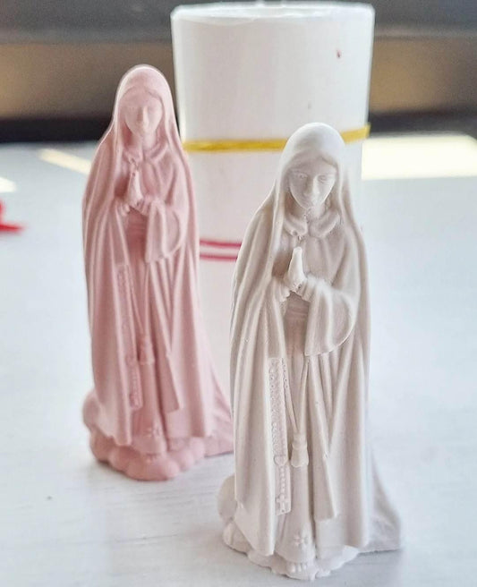 Molde 3D de Nossa Senhora com detalhe de vestes, em branco e rosa, em pé