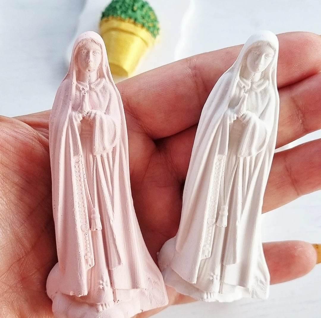 Molde 3D de Nossa Senhora, duas figuras em branco e rosa, vistas de frente
