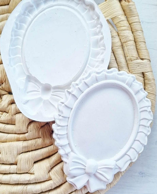 Molde de moldura oval branca com laço pequeno decorativo