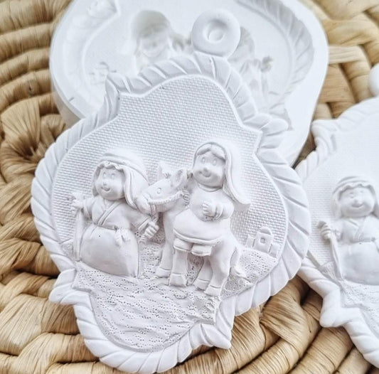 Molde de presépio branco com relevo de figuras e bebé no centro, em meia lua