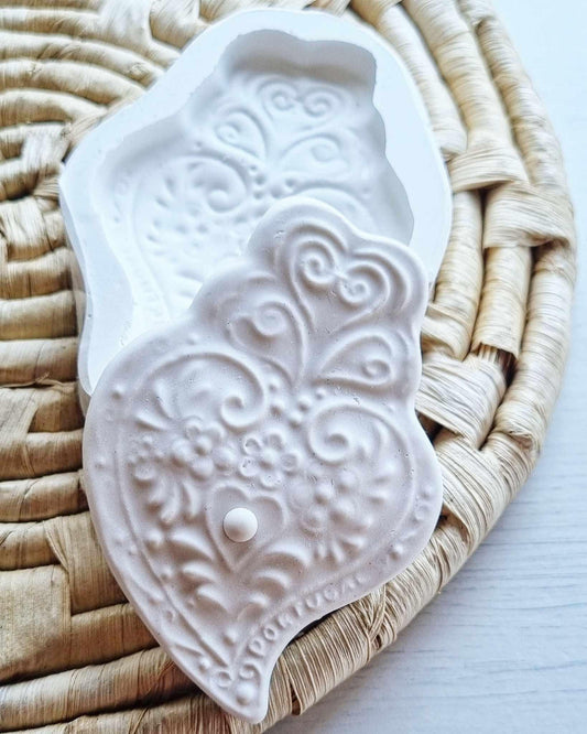 Molde de coração branco com relevo decorativo inspirado na Viana