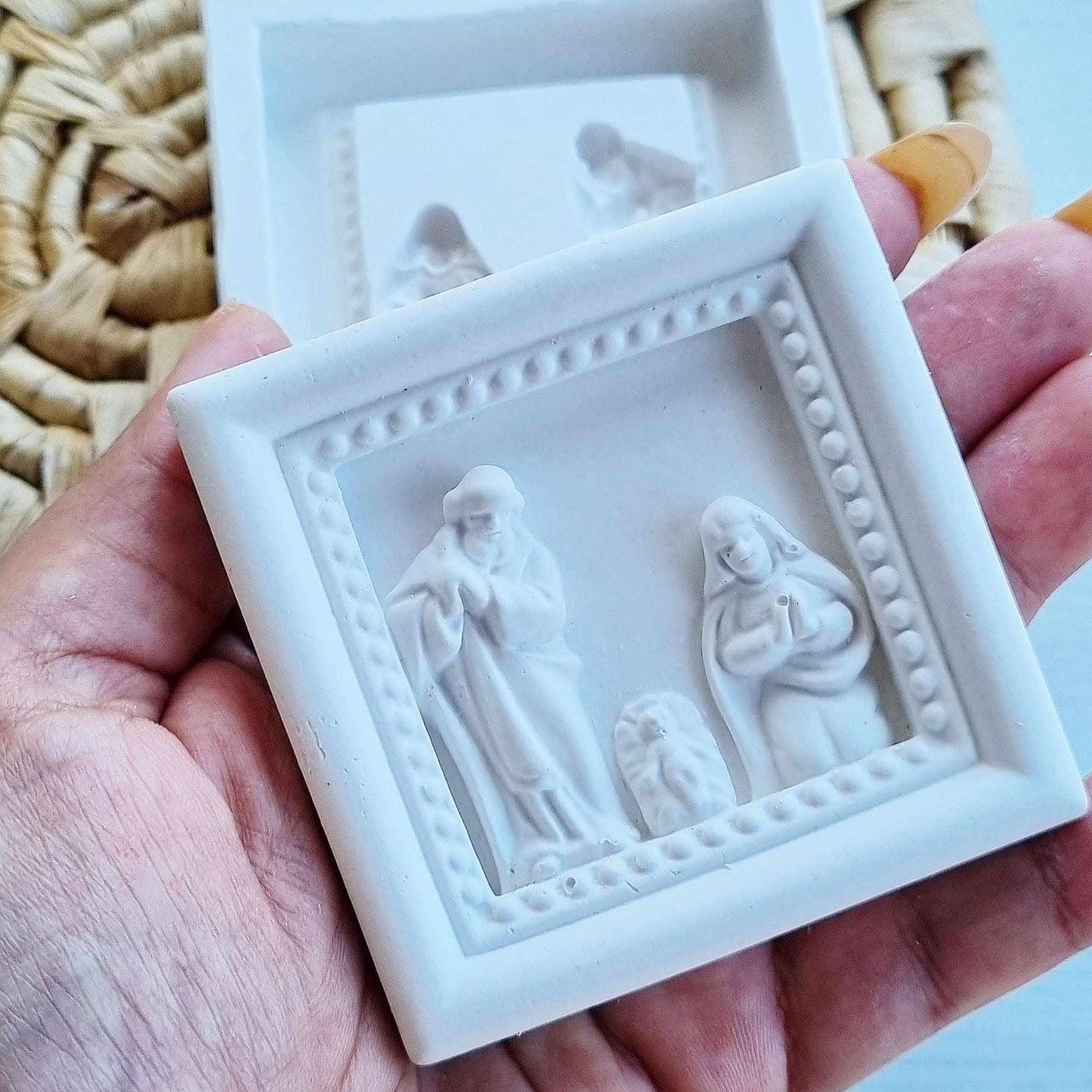Molde de moldura para presépio com relevo de figuras na base retangular