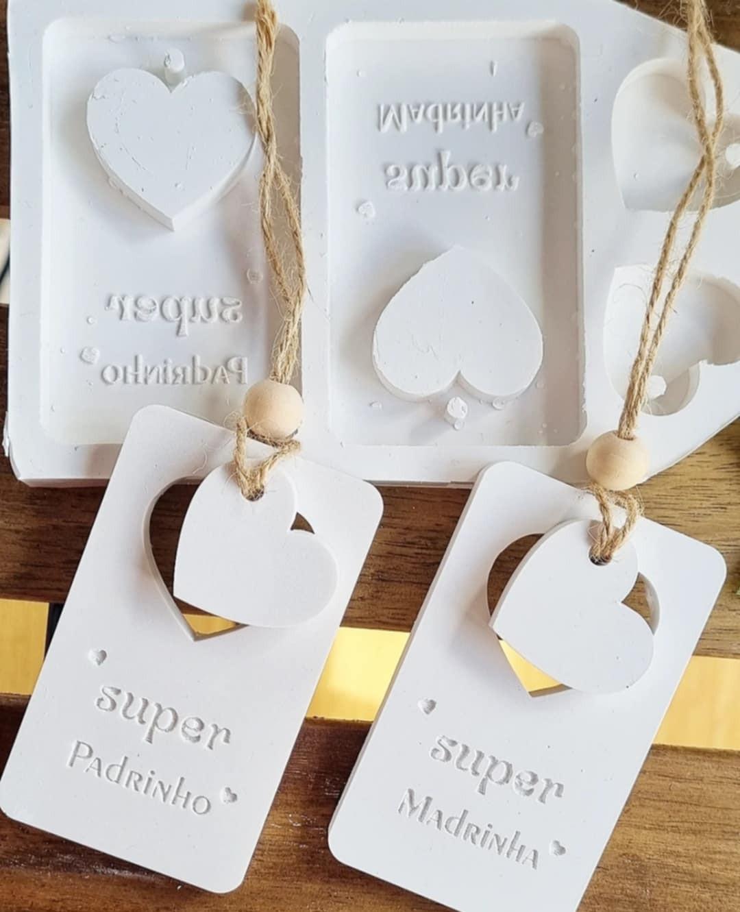Conjunto de moldes duplos para padrinhos em cartão branco, com recortes de corações e etiquetas