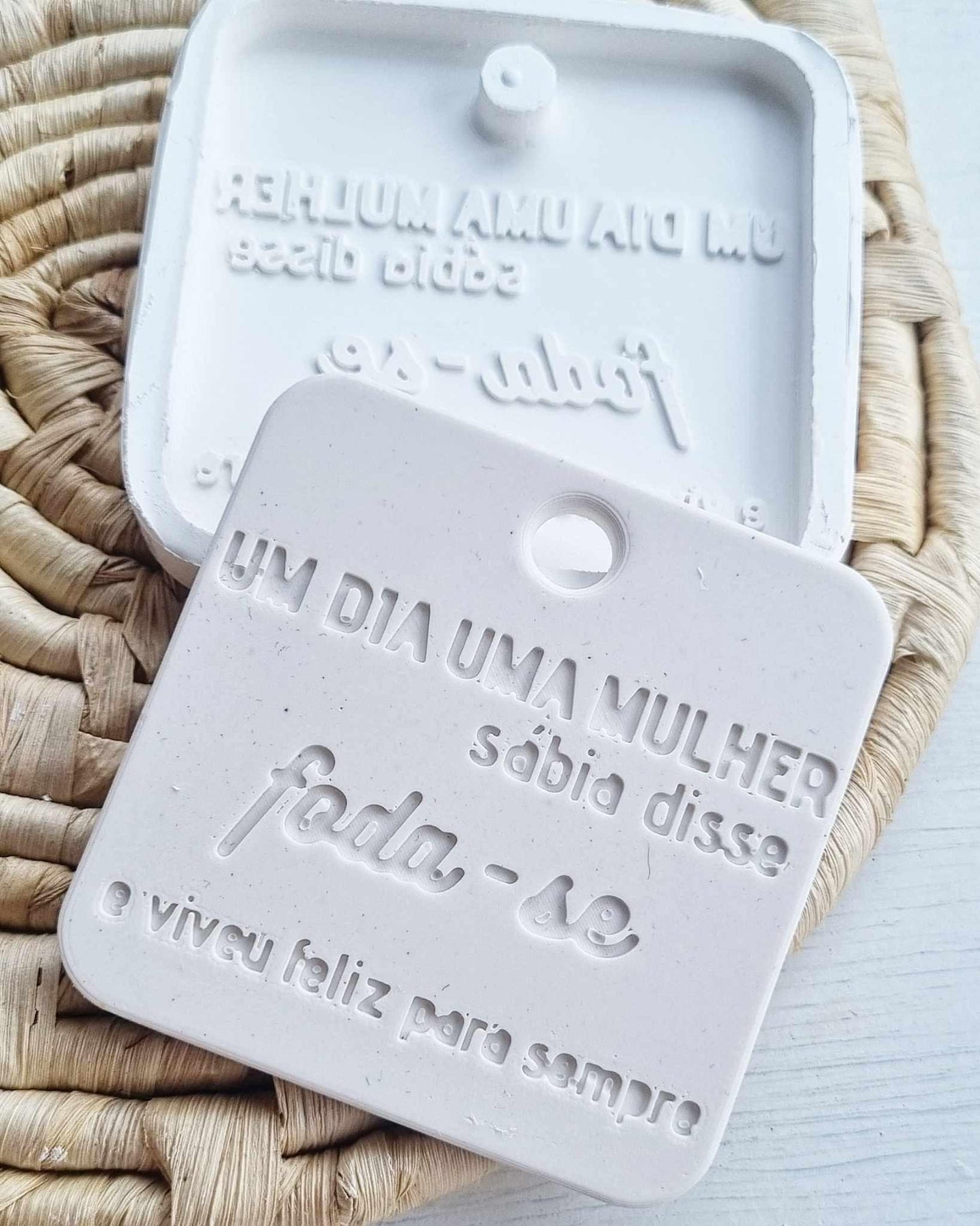Molde de patela em silicone branco com inscrição em relevo e base quadrada
