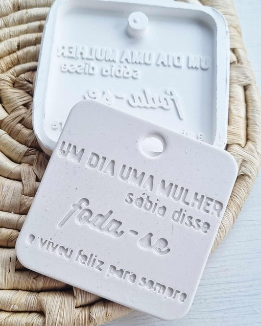Molde de patela em silicone branco com inscrição em relevo e base quadrada