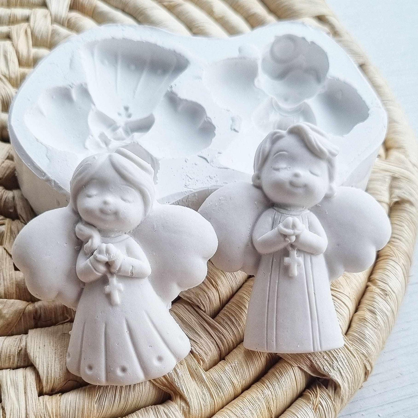 Molde duplo de anjos, com formas de menino e menina em relevo