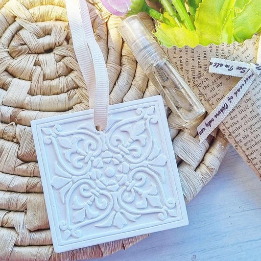 Molde de azulejo quadrado branco com relevo floral e furo, com fita