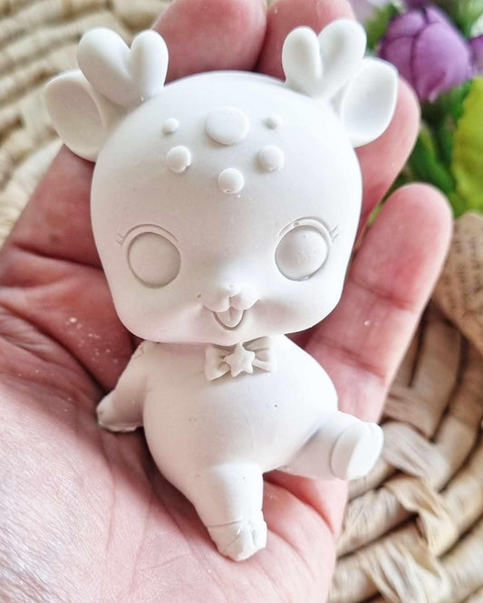 Molde 3D de rena branco, cabeça com cornos e focinho, segurado na mão
