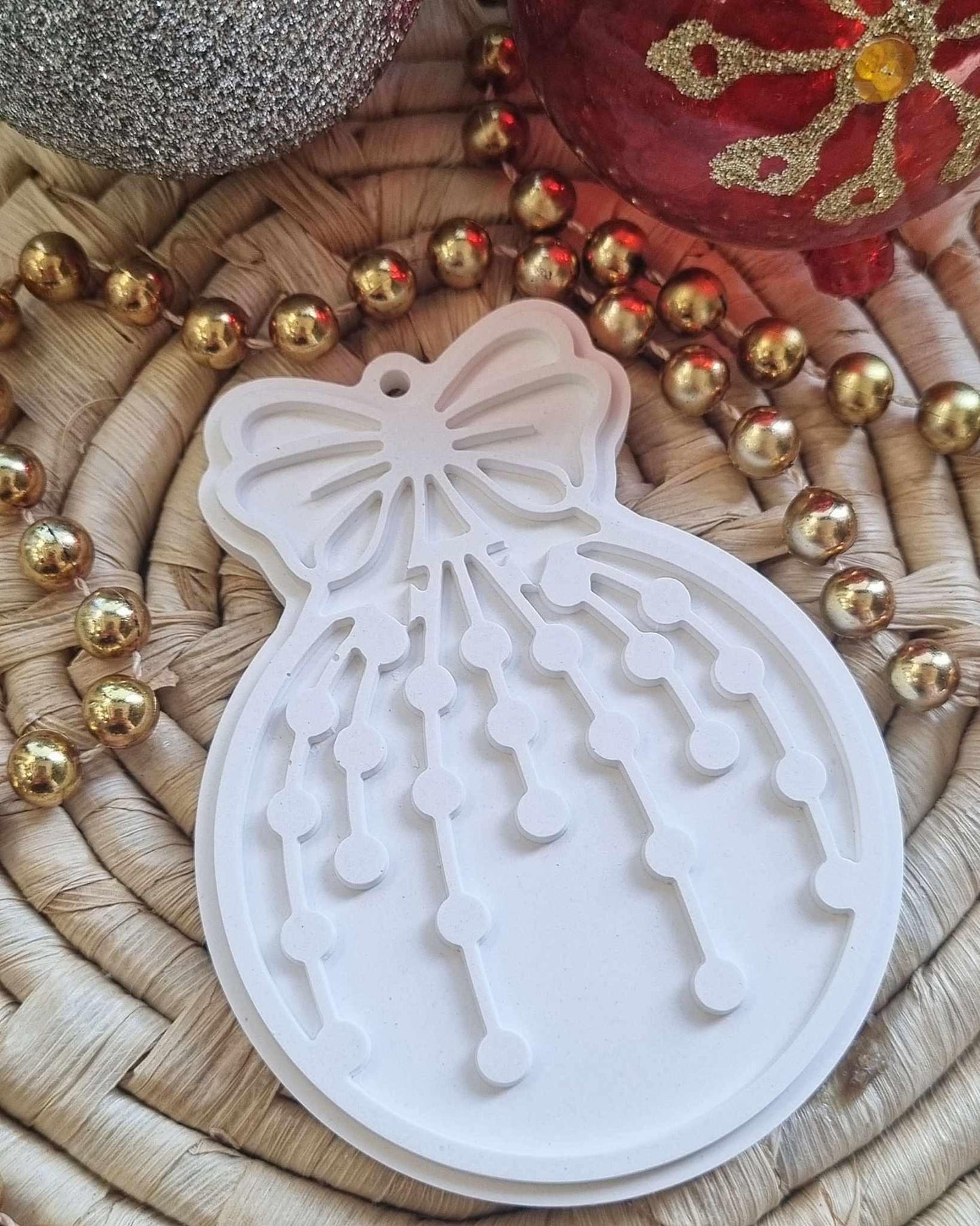 Molde de bola de Natal branco com molde recortado e furo para pendurar