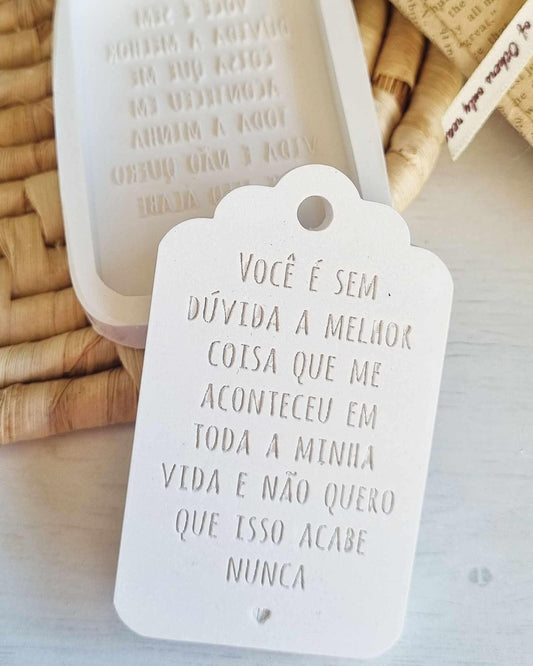 Molde de dedicatória de amor em cartão branco com texto “Você é sem dúvida…”