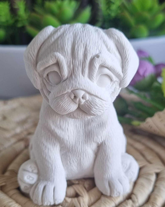 Molde em forma de bulldog branco, cão sentado com focinho e patas em relevo