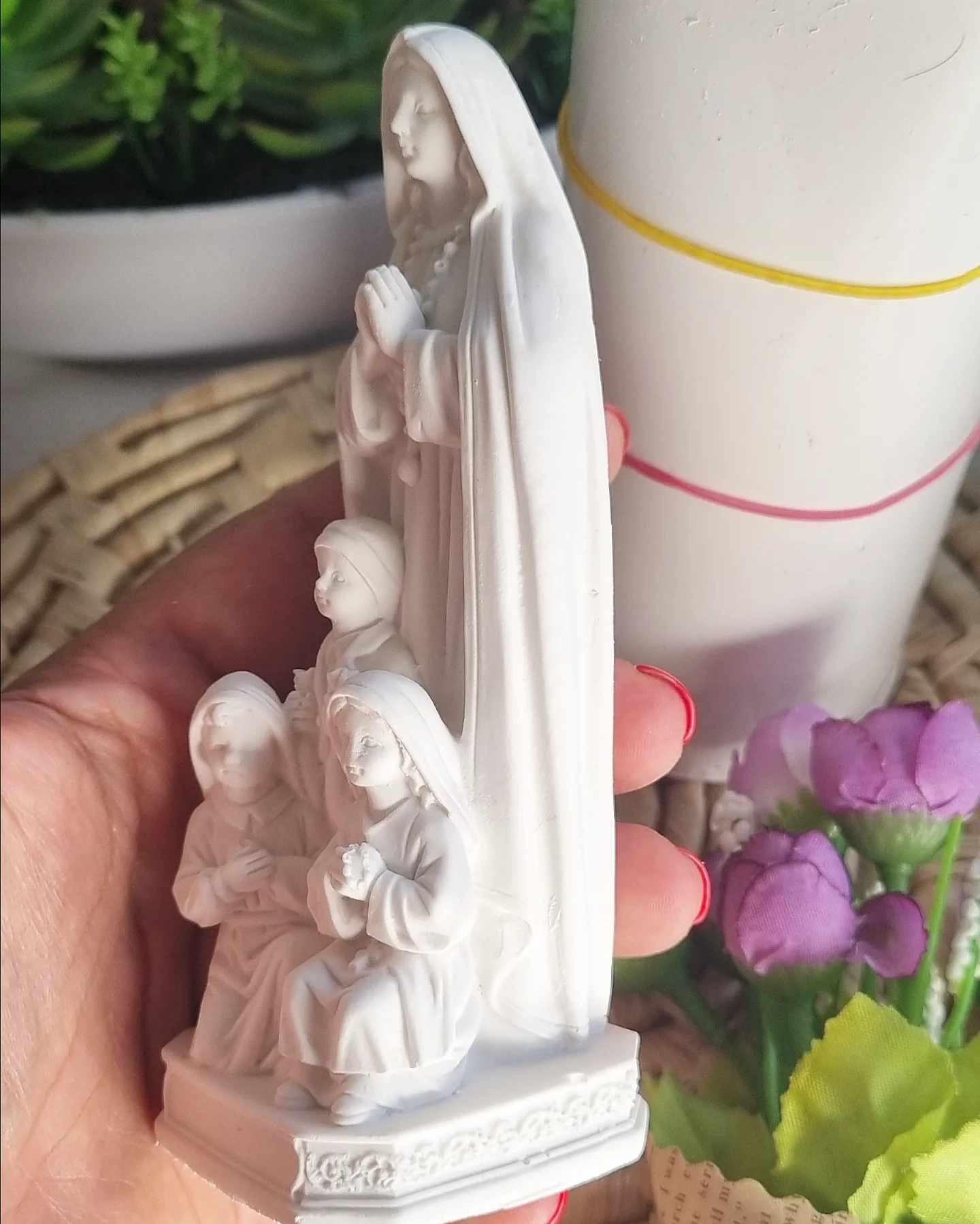 Molde em resina branca de Nossa Senhora com pastorinhos, vista lateral