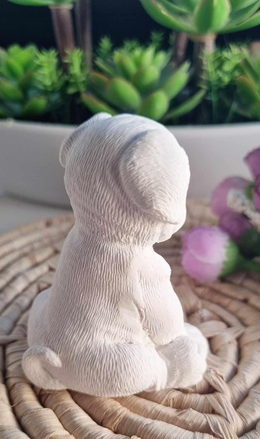 Molde de bulldog branco sentado, vista lateral com focinho e orelhas detalhadas