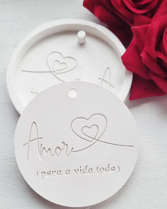 Molde branco circular com corações e frase “Amor para a vida toda”