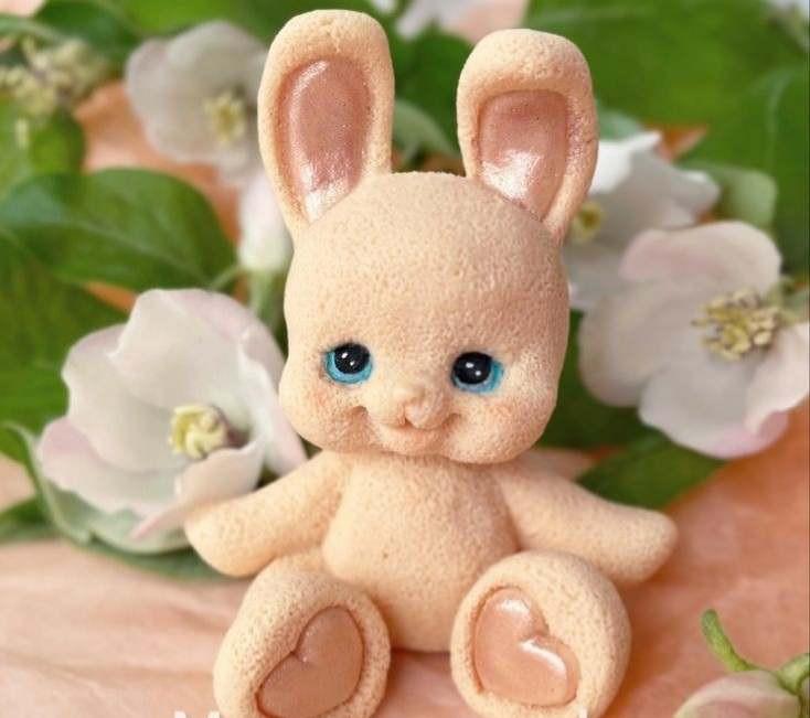 Molde 3D em forma de coelho com corações, rosto com olhos azuis, bege