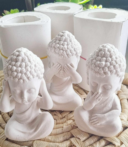 Conjunto de três moldes de Buda em resina branca, com três figuras sentadas