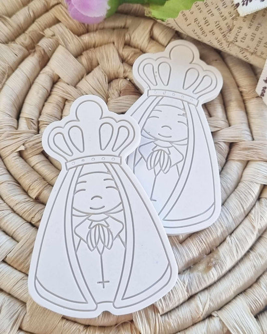 Dois moldes de gravação de Nossa Senhora, coroa e cruz, branco