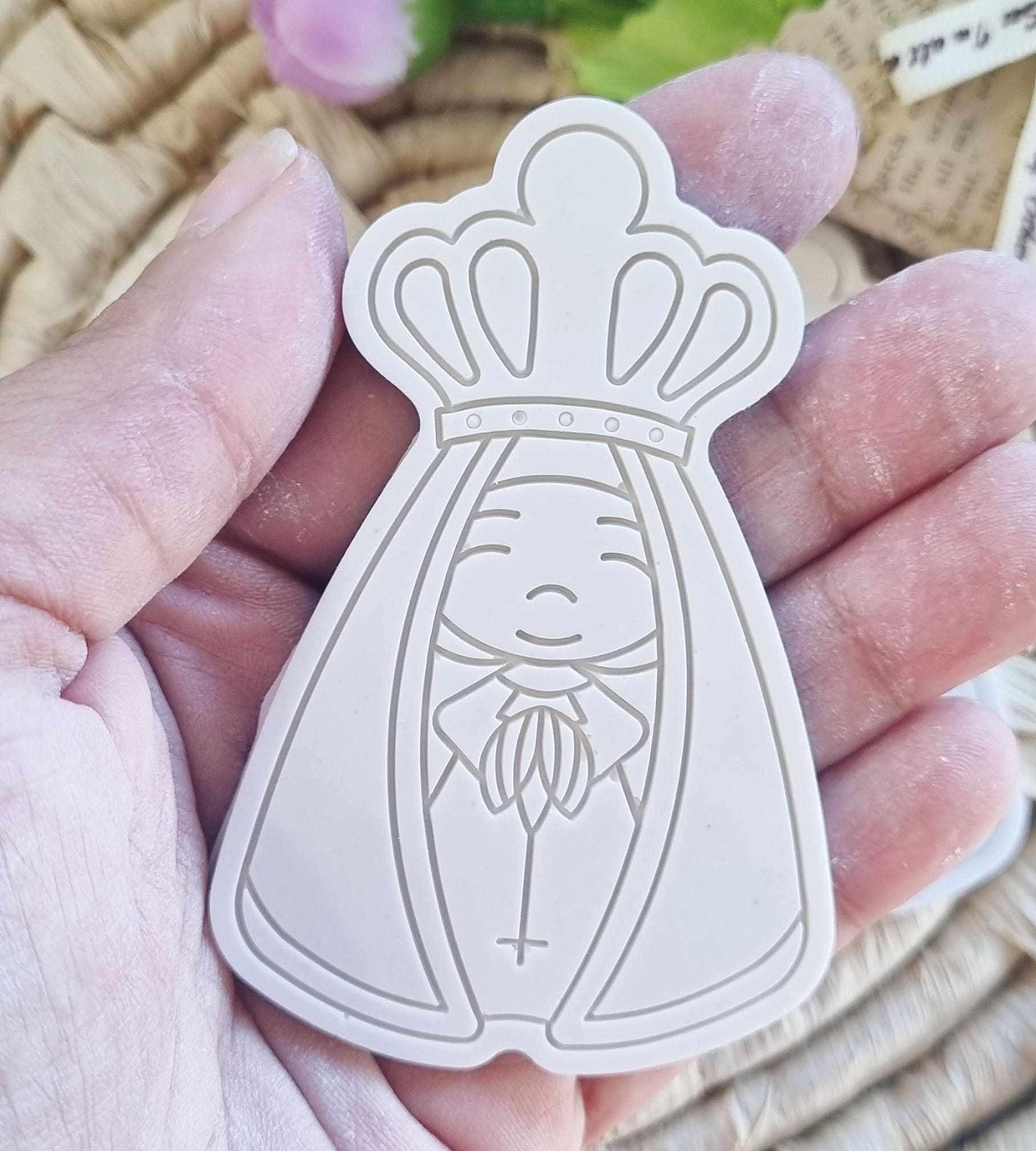 Molde de gravação de Nossa Senhora com coroa e cruz, branco
