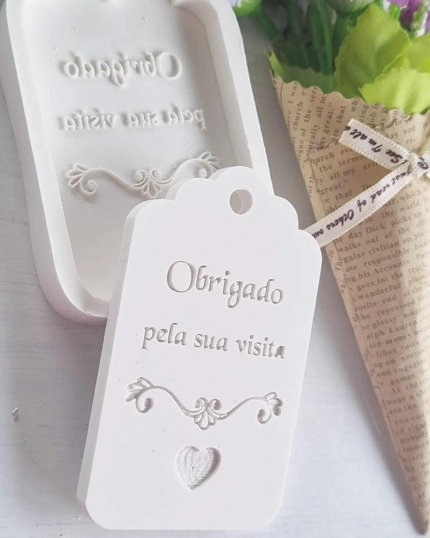 Etiqueta de moldagem branca «Obrigado pela sua visita», com moldura floral e coração