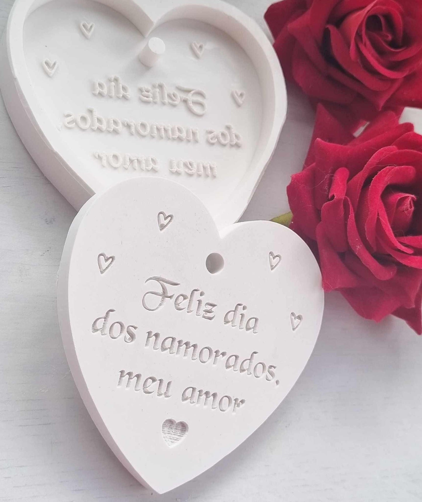 Molde coração branco com texto invertido e frase 'Feliz dia dos namorados' em relevo.