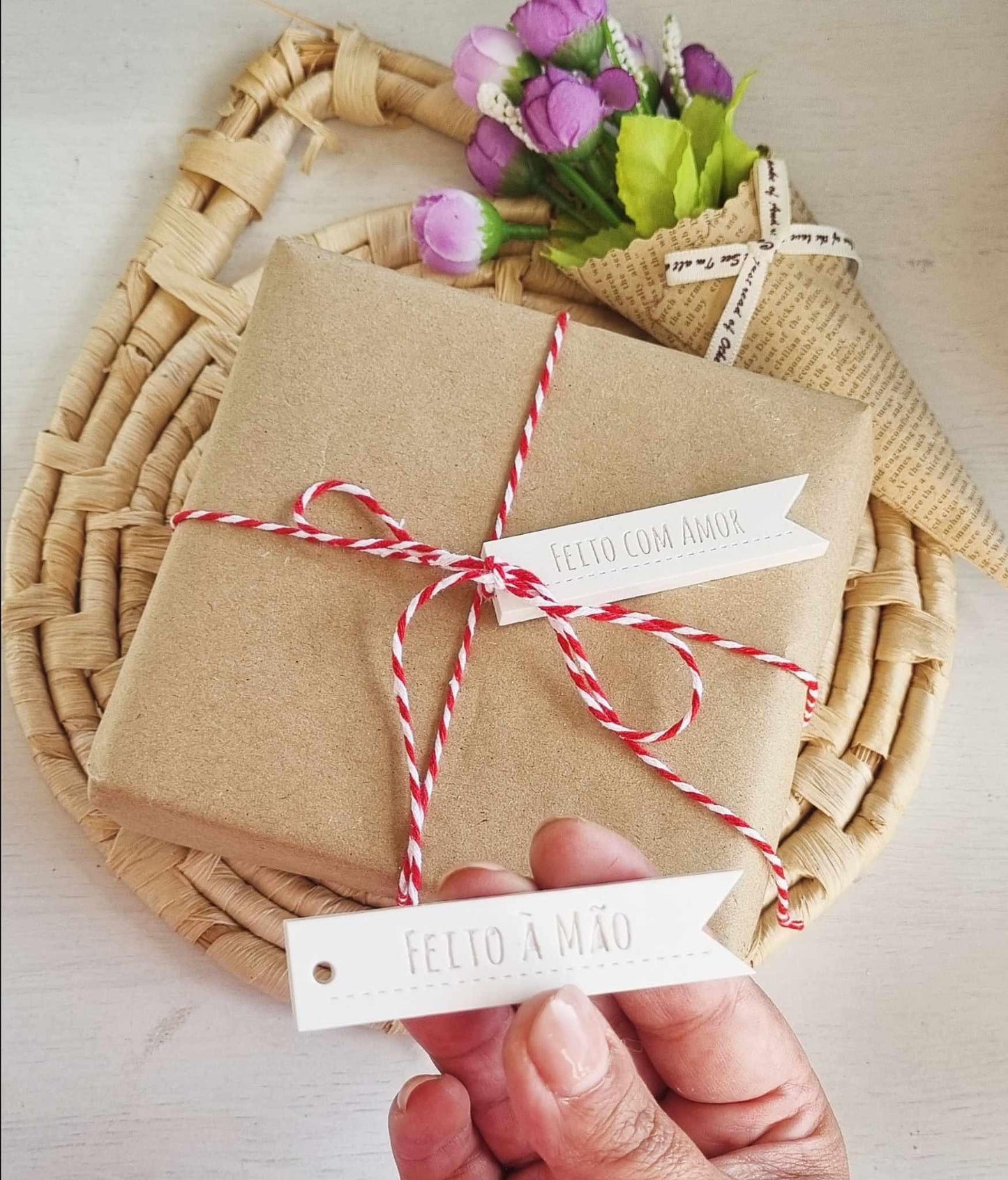 Etiquetas de oferta em papel kraft com separadores brancos em seta e fio